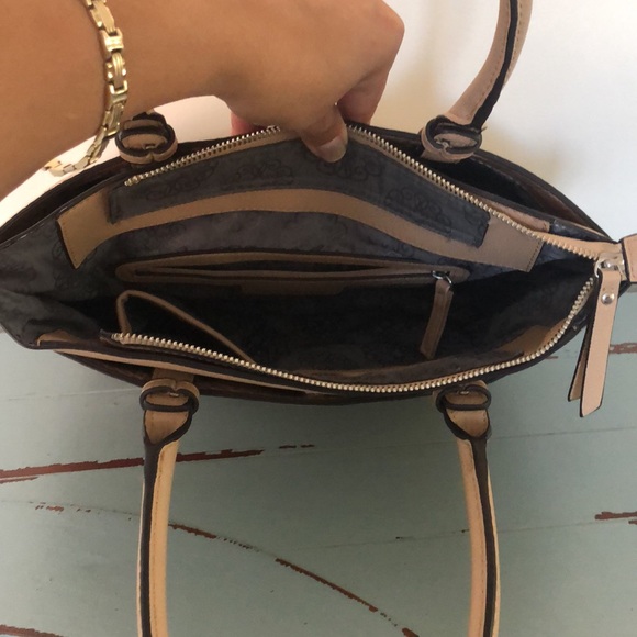 Faux Snakeskin Enzo Angiolini beige bag.  Stylish bag for dress-outfit. - Picture 6 of 7